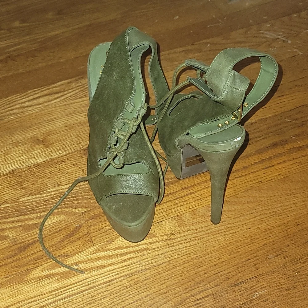 Sandals - Picture 1 of 3